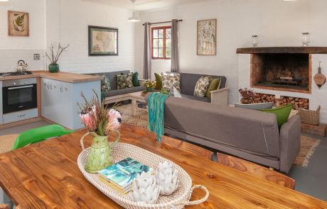 4_Rusty-Gate_Sunbird-Cottage_Lounge2